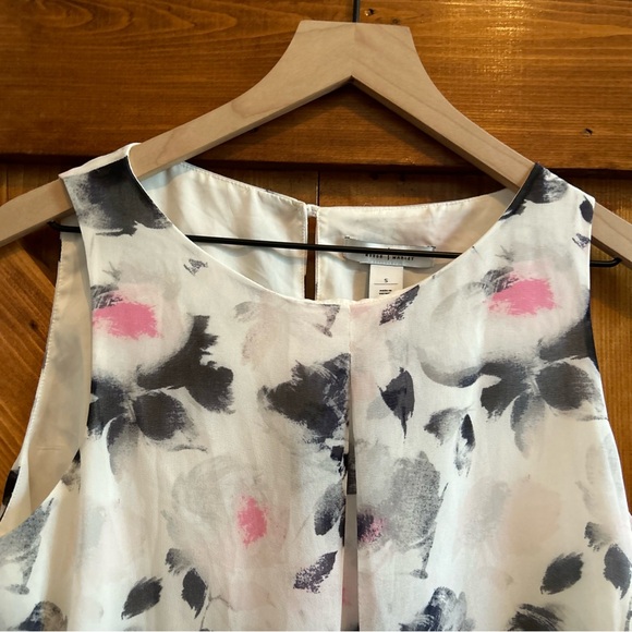 WHBM White House Black Market Med Sleeveless Floral Top - Picture 2 of 4